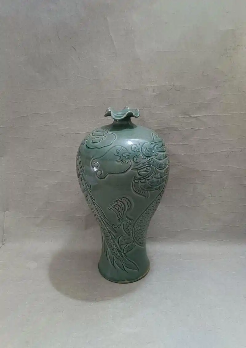 北宋越窑青绿釉刻划花云龙纹梅瓶.(官窑性质,目前仅见2件)请大家欣赏.
