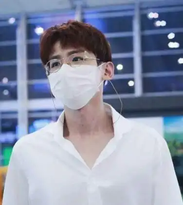 白敬亭不仅姓白,还长得白嫩,再配上一件白色衬衣和白口罩,全身白净