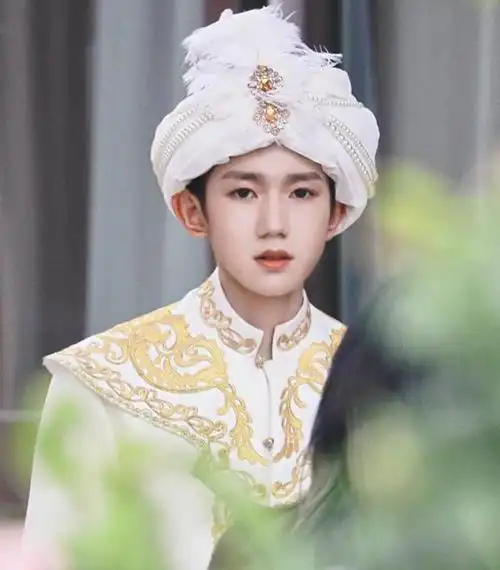 继古装贵公子路透王源阿拉丁王子装扮曝光帅到不敢认