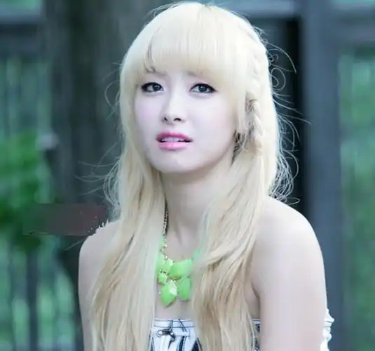 宋茜染粉紫发色出席品牌活动,精修图与生图差别大