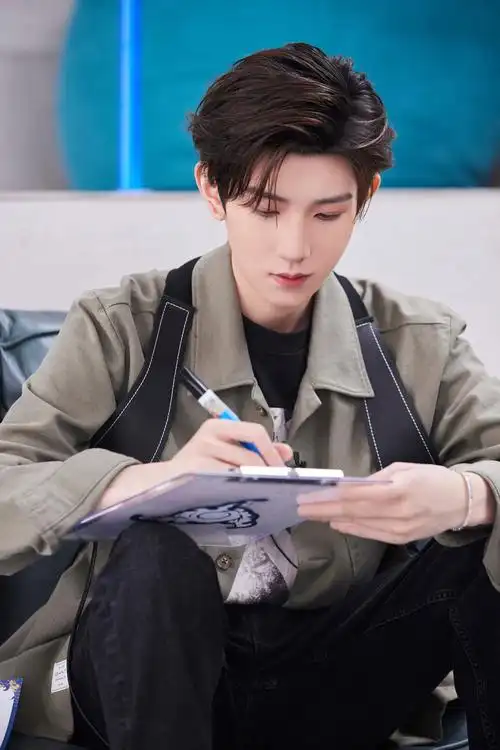 王源《明日创作计划》耐心帮助选手,变反矫情达人态度超man