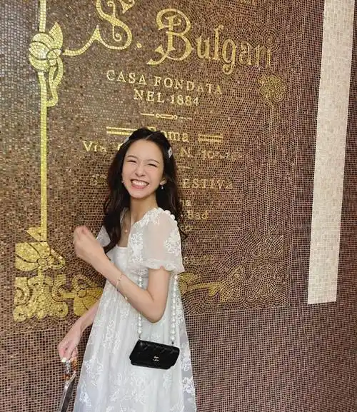 张子萱的裙子时尚很大,服装改变一个人的气质,一点不像孩子妈_显得