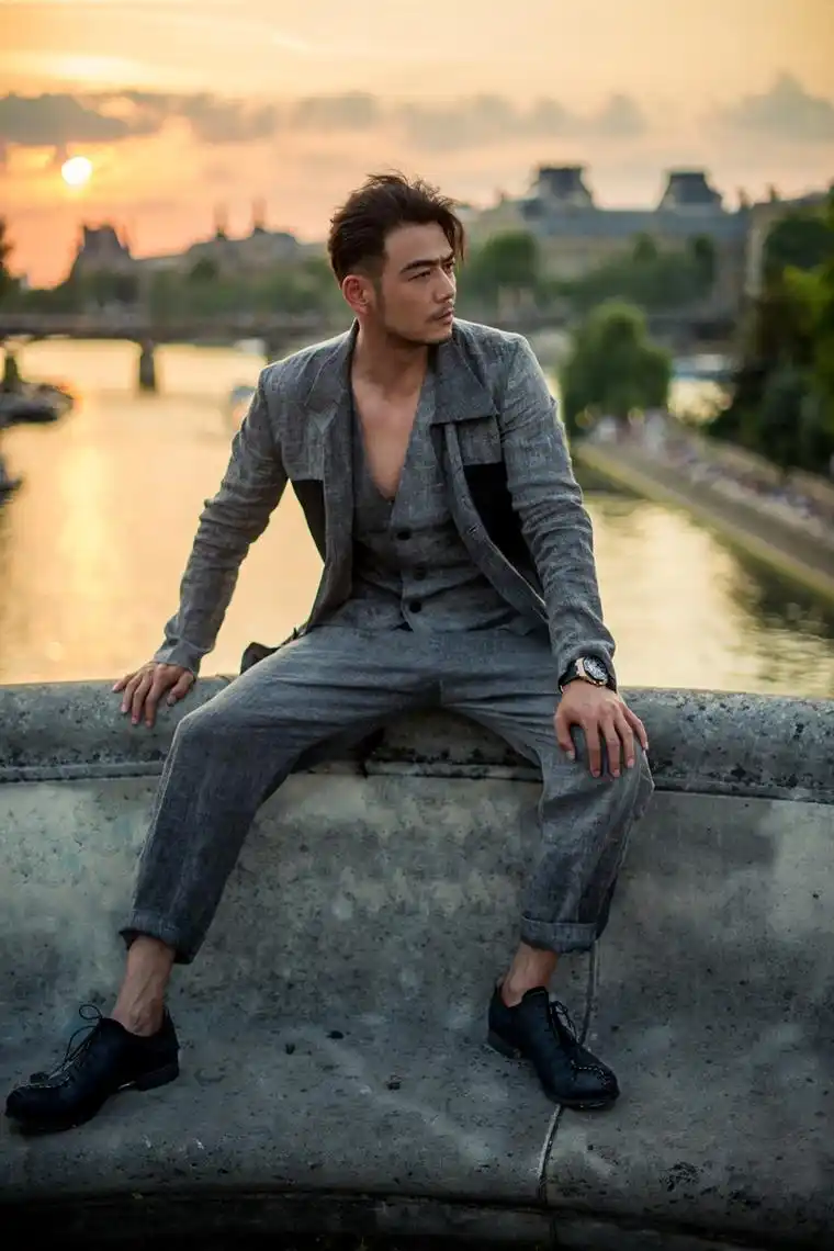 5 杨烁悠闲漫步巴黎街头 文艺摩登随意切换