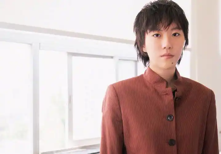 窦靖童晒长发披肩造型 穿长裙淑女范十足