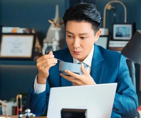 2021年开年以来,于和伟成为最忙碌的男演员,几乎每月都会有他在热播剧