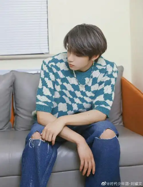 刘耀文海边侧颜随拍##刘耀文海边侧颜怼脸拍