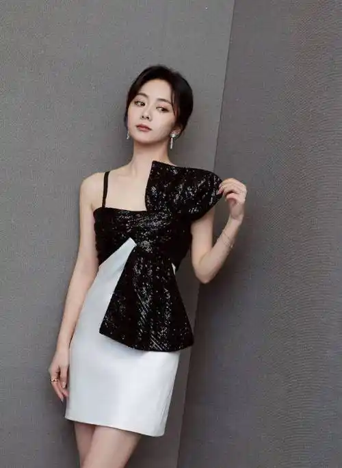 谭松韵为爱尖叫红毯造型,一袭抹身材修身裙甜美温柔,两个造型都美