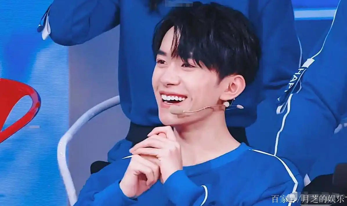 易烊千玺:盛世美颜各式浅浅梨涡笑,网友:太甜腻迷人!