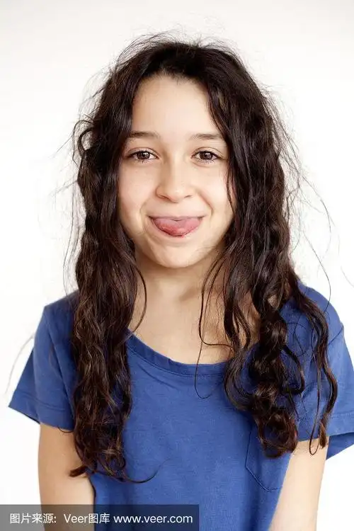 女孩伸出她的舌头