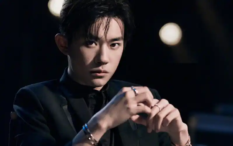 易烊千玺-高冷的我是不会随便被打动的!