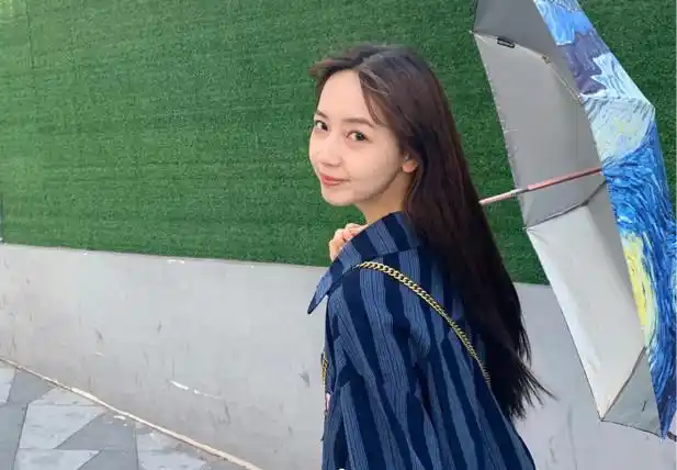 吴亦凡恋情疑似曝光!新女友微博被网友扒出,生活照甜美颜值高!