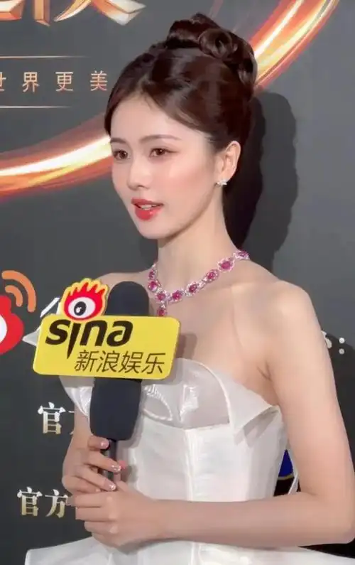 微博之夜杨紫的优雅白鹿的脸田曦薇的胸都输给了肖战的自如