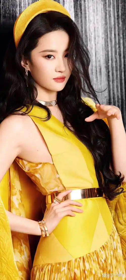 刘亦菲缺席白玉兰颁奖礼,这事儿可真是像捅了马蜂窝,瞬间全网热议