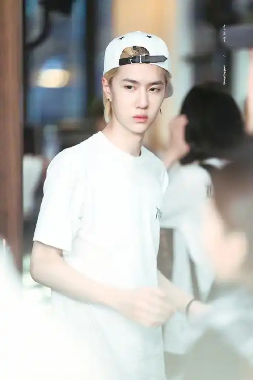 王一博#    150305曼谷夜市节目录制    @uniq-王一博