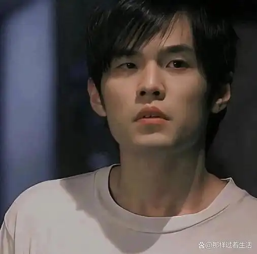 周杰伦年轻的时候真是年轻青涩的模样让人不禁感叹时光飞逝