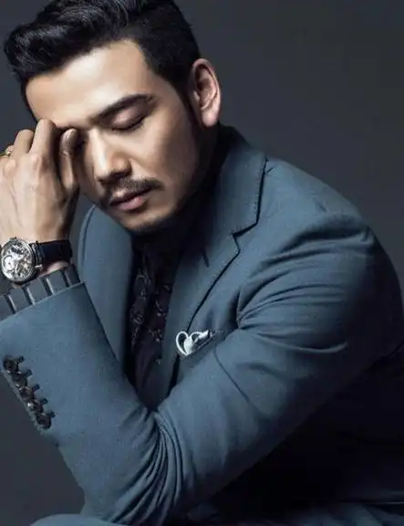 有的人虽然不算传统意义上的"帅哥",但他们那种特别的魅力,就是能让人