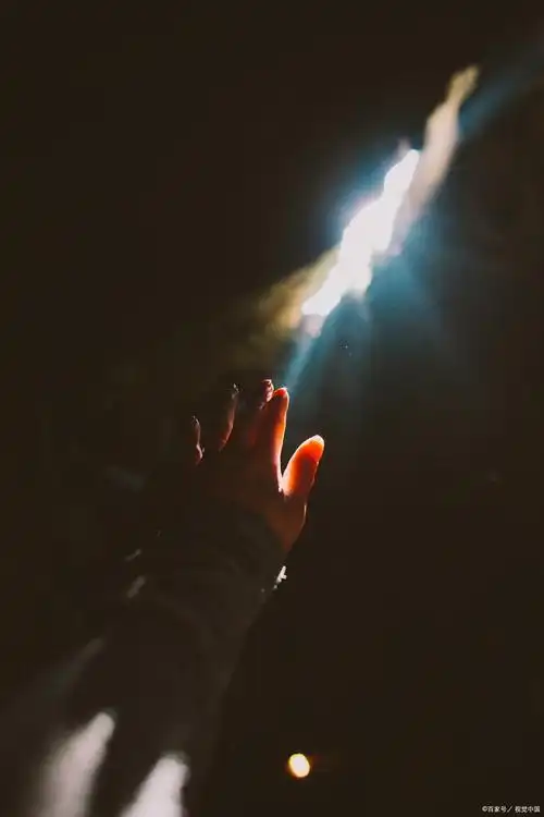 《散发一缕光》