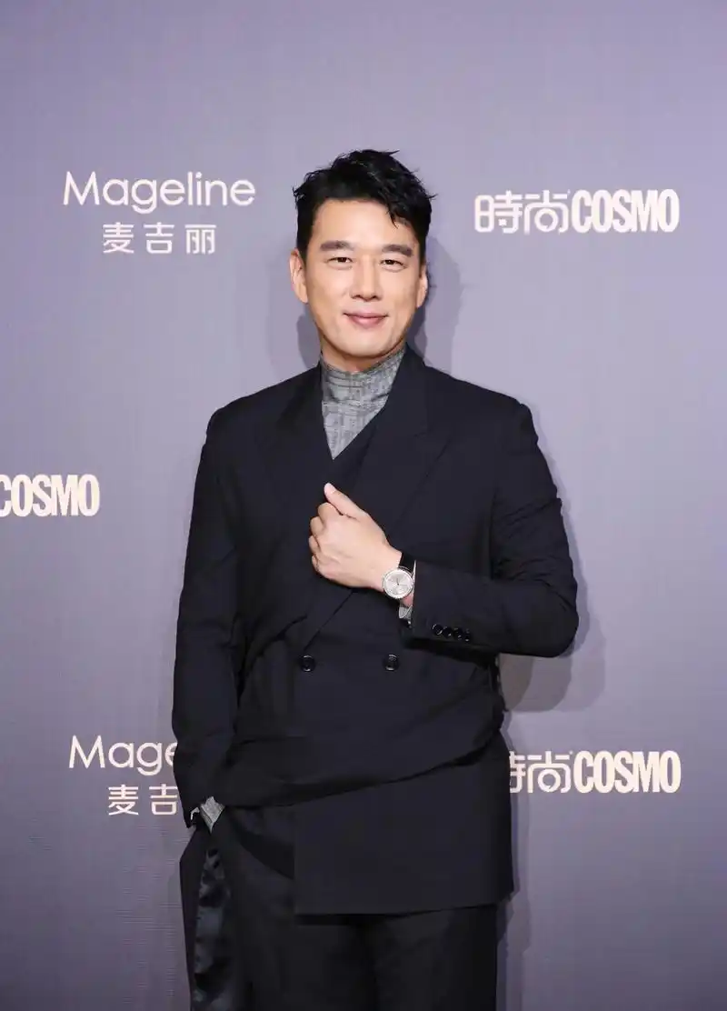 王耀庆身着dior men2019秋冬系列黑色西装出席2019cosmo时尚美丽盛典