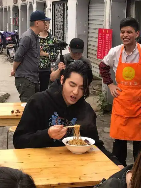 吴亦凡吃大碗宽面赢回节奏却让南京网红面馆收到消防整改