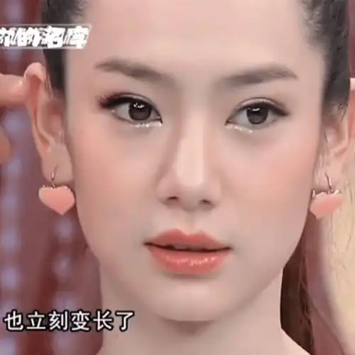 2006年参加《我型我秀》选秀出道的戚薇,是成都人,地地道道的川妹子.