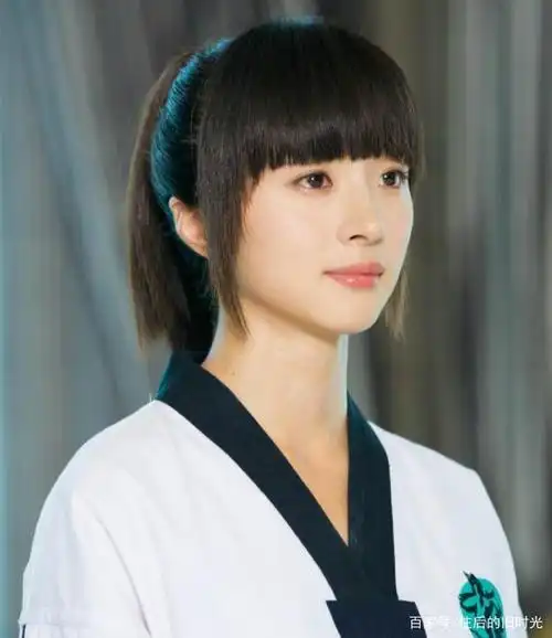 有种"整容"叫《旋风少女》戚百草,穿上军装后,美到不敢出声