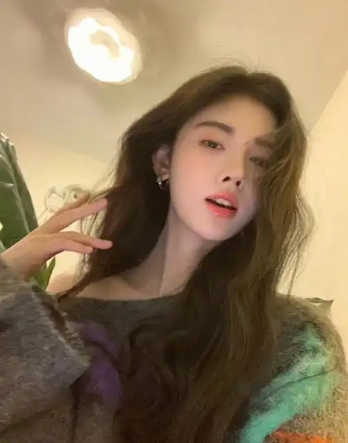 鞠婧祎最新自拍美丽大方,粉丝为之着迷