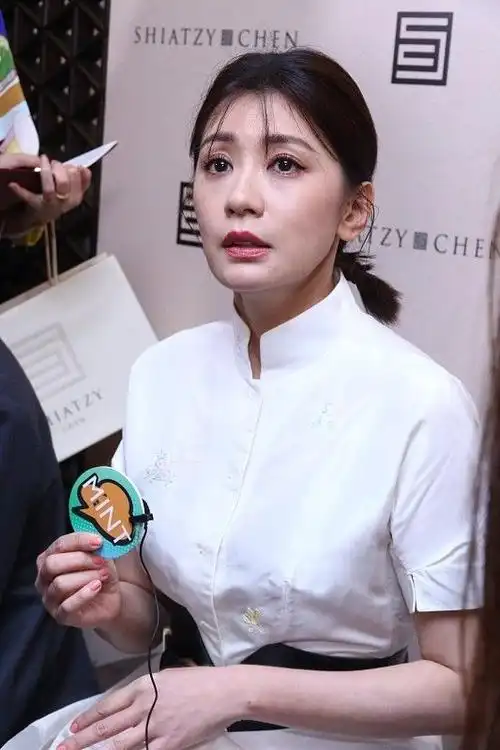 贾静雯的生图暴露真实颜值大眼睛很显嫩配白裙更像少女了