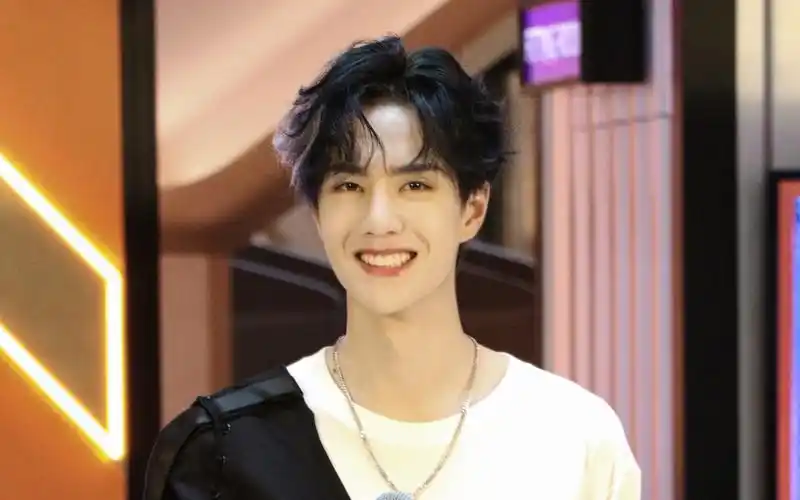 王一博括弧笑动图合集你笑的话我也很开心