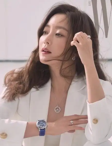 韩国女艺人金喜善为代言品牌拍摄的一组春夏季新品宣传照今天首次发布