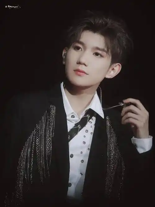 除此之外,王源几乎就没有什么黑料了,王源喜欢音乐,在音乐这条路上,他