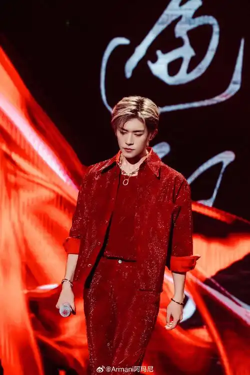 tfboys-易烊千玺身着特别定制系列亮相tfboys十年之约演唱会.