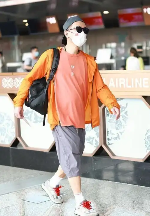 50陈小春私服穿搭远超同龄人穿橘色套装青春活力难怪是哥哥