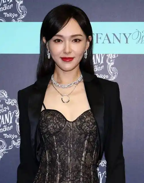 原创40岁唐嫣最新生图引热议苹果肌抢镜年龄感重网友感叹老了