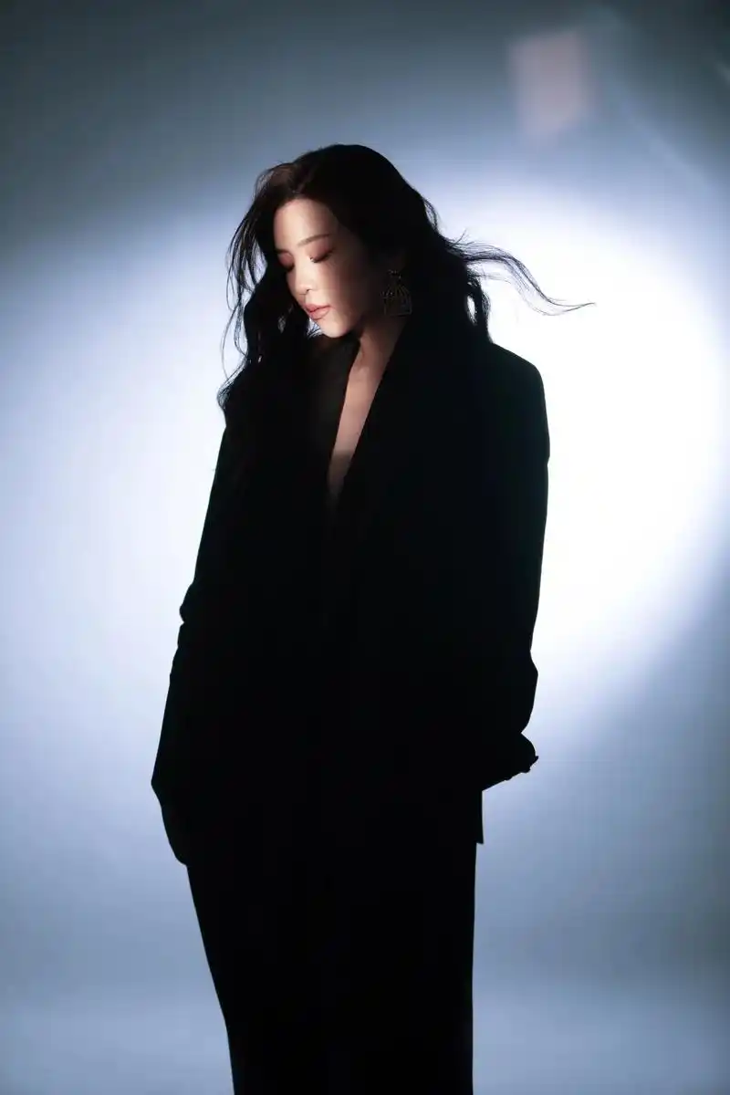 时尚杂志的正确打开方式|光影写真.黑色西装,飘逸的长发 整个 - 抖音