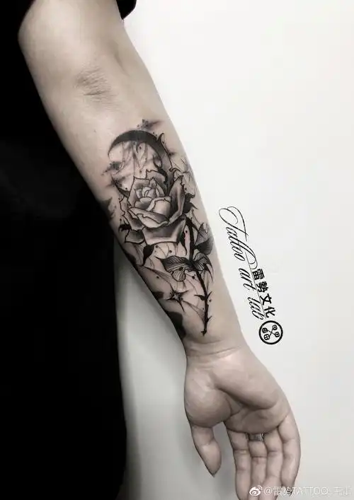 小臂黑灰月亮玫瑰纹身图案