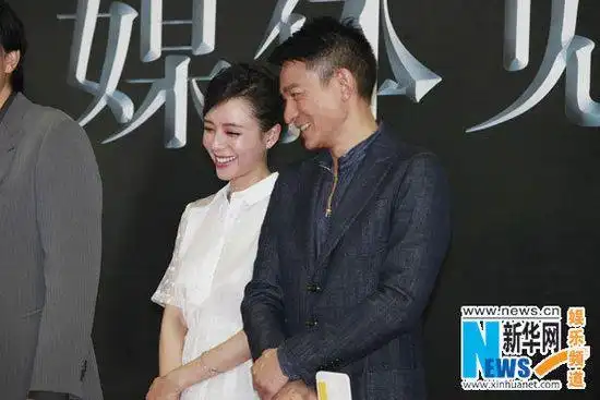 图:刘德华护花张静初 "特工夫妇"甜蜜羡煞旁人