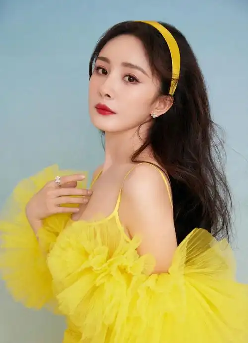 还是#杨幂出道20周年#纪念日16岁开始演戏,20年兢兢业业为钻研角色