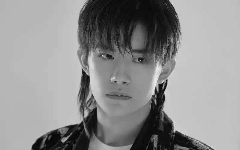 易烊千玺黑白帅气写真图片壁纸