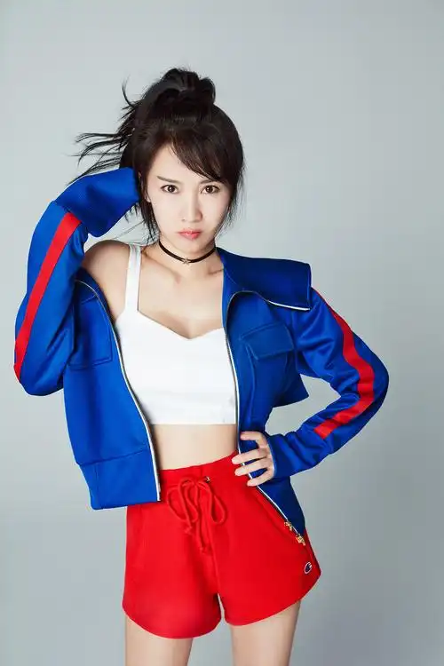 李念曝潮范儿运动写真小秀腰线活力十足