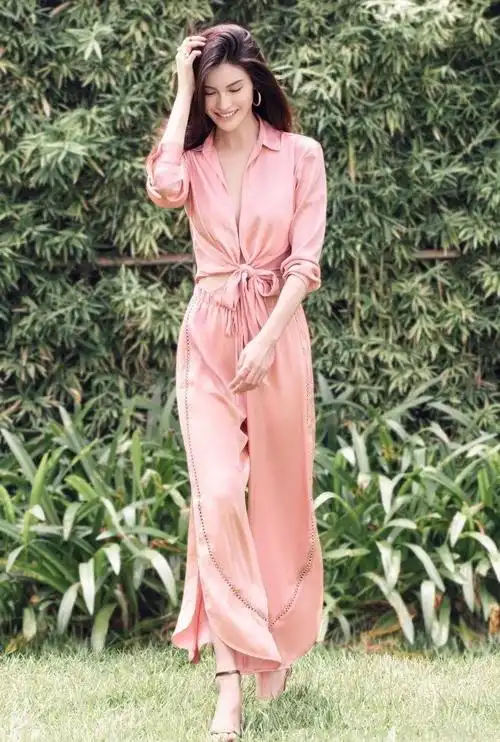 何穗真的会玩,紧身裙大秀香肩性感迷人,为显高脚踩15厘米细针