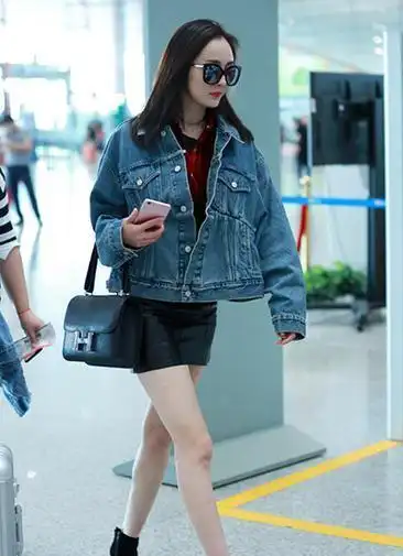 带货达人杨幂街拍包包合集, 穿衣服配什么包是有"学问"的