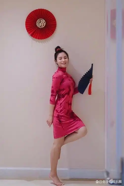 跳水皇后何姿泳装写真曝出,傲人身材惹人注目,不嫁豪门依旧幸福