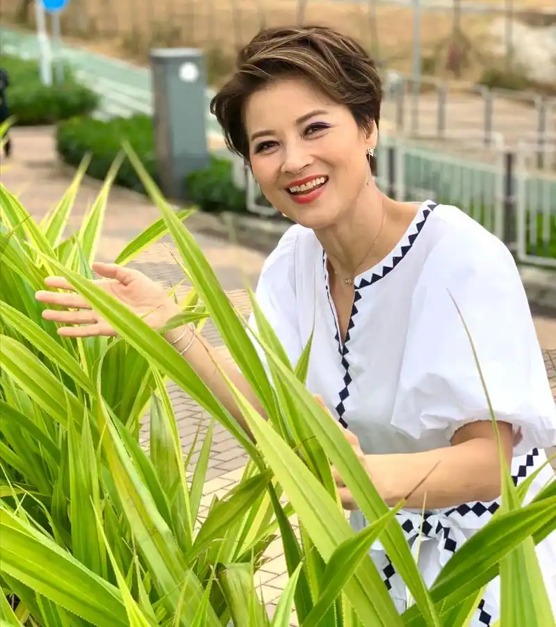 亚视曾经的当家花旦,甩掉家暴男后来tvb跑龙套,57岁颜值变化大