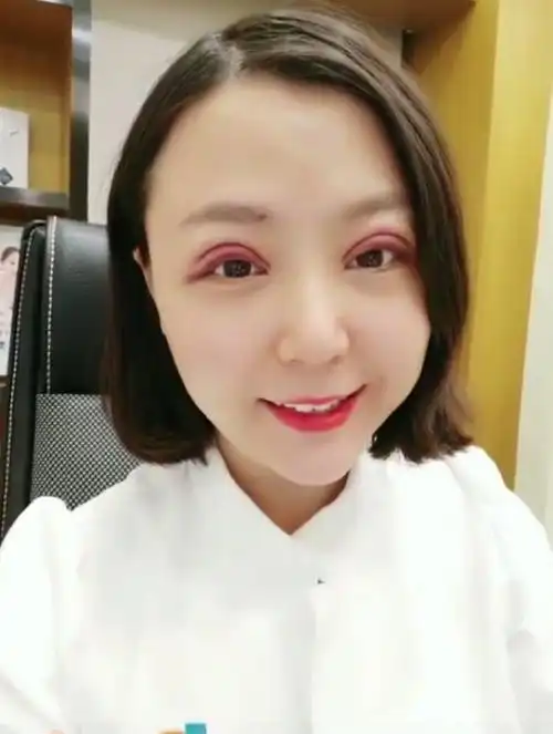 做双眼皮♀后第二天,眼睛肿成"小香肠"