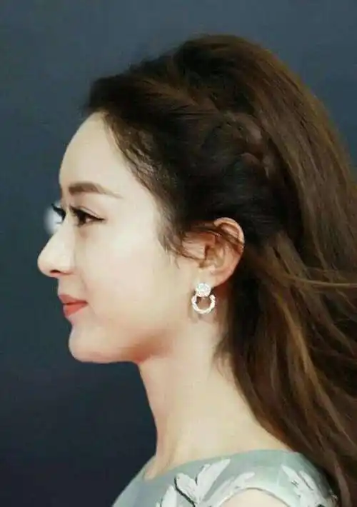 赵丽颖的"神仙侧脸"美哭了!鼻子挺翘,不愧是人间精灵_中分_照片_因为