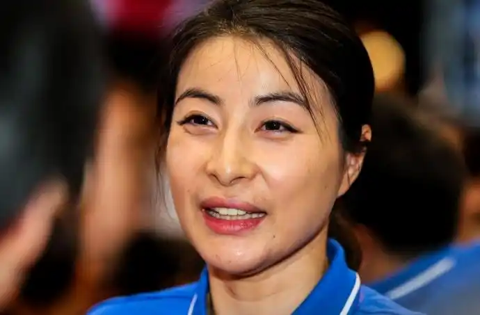 郭晶晶满头白发郭晶晶满头白发双目失明是真的吗