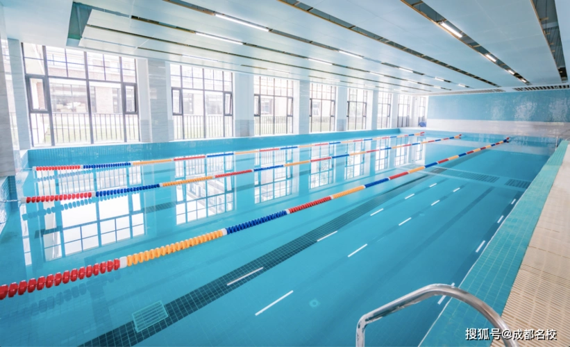 恒温室内游泳馆,师生比4:1,配专业救生员,巴德游泳必修课,成都唯一!