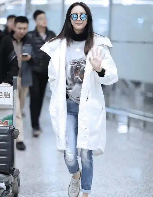 "铁锈斑"的破洞牛仔裤,最拉风的佟丽娅女神,网友:好帅!