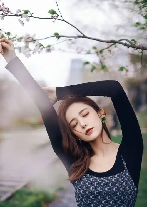 再对比古力娜扎以往的现代装造型,这款黑色时尚衫搭配蓝色花纹吊带裙