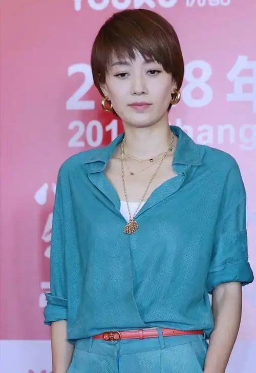 马伊琍穿玫瑰红西装很清秀一头短发干练有型看着像是年轻20岁